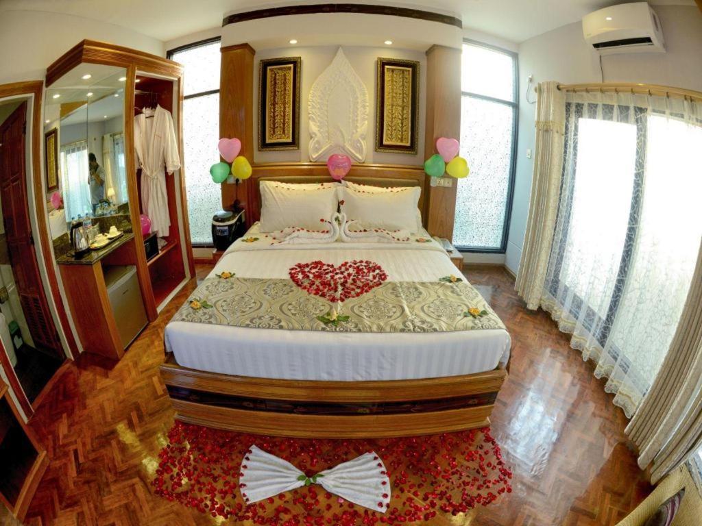 Shwe Taung Tan Hotel - Lake View Monywa Exteriör bild